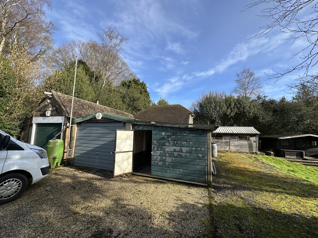 Lot: 135 - DETACHED COTTAGE FOR REFURBISHMENT ON 1.23 ACRES OF GROUNDS - Garages and workshop